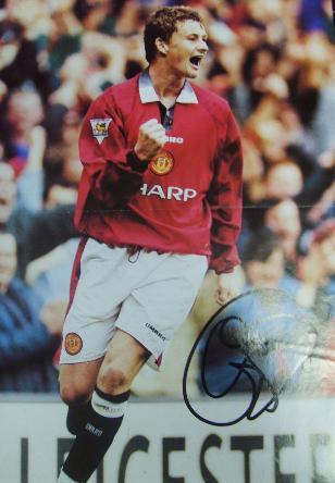Solskaer in Man Utd colours signed magazine picture