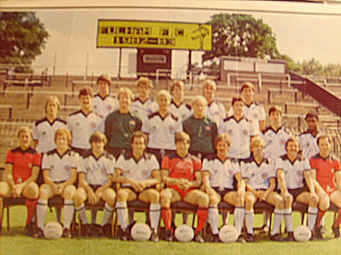 Fulham team 1982-83 signed magazine picture