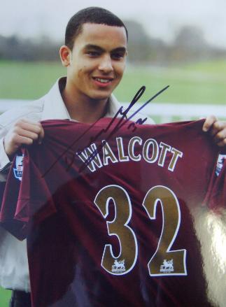 Arsenal wonderkid Theo Walcott signed photo save 20