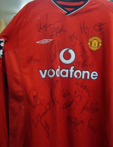 Manchester Utd shirt 17 sigs 