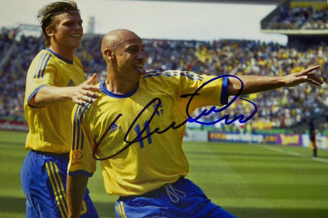 Henrik Larsson signed photo in national colours