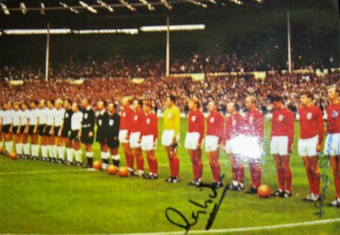 Jack Charlton & Roger Hunt signed picture of the 1966 world Cup line up 