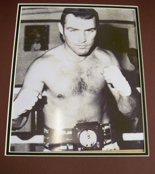 Alan Minter signature photo and mount