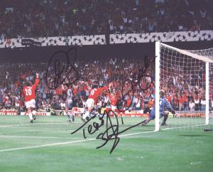 Manchester Utd celebrate.