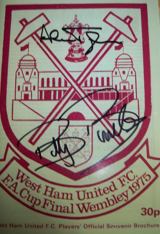 1975 replica West Ham FA Cup final offical Souvenir Brochure actually signed by Billy Bonds, Mervyn Day, Trevor Brooking, Billy Jennings, and Alan Taylor