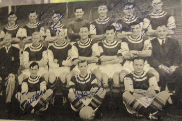 Aston Villa vintage signed picture with 11 signatures