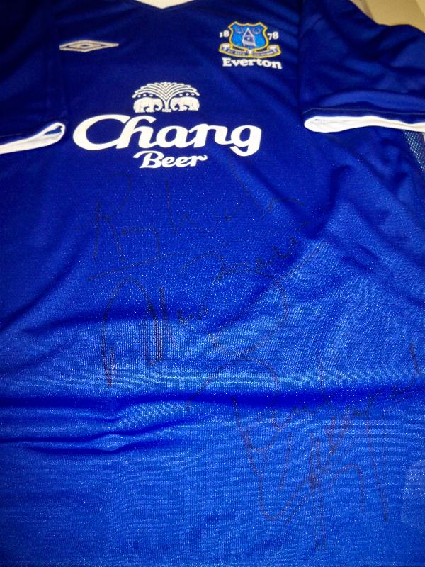 Everton shirt signed by Ray Wilson, Alan Ball, Neville Southall and Paul Gascoigne. 