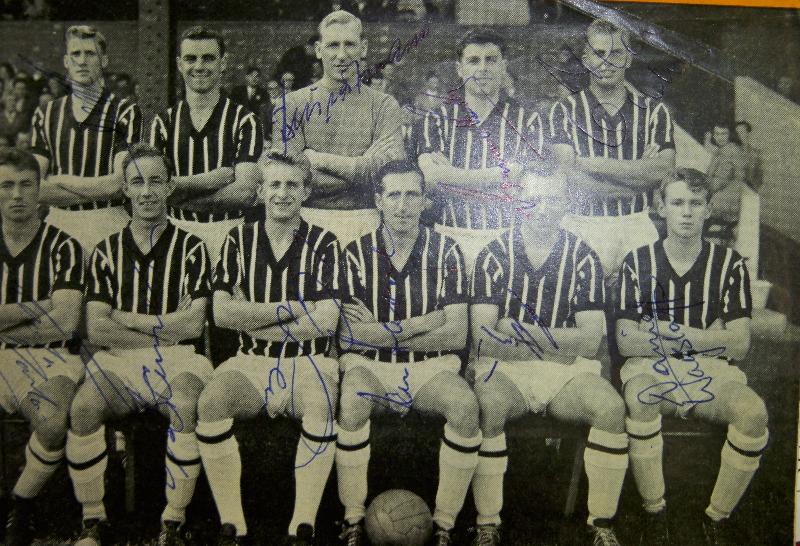 Manchester City 1960 signed image signed by 10