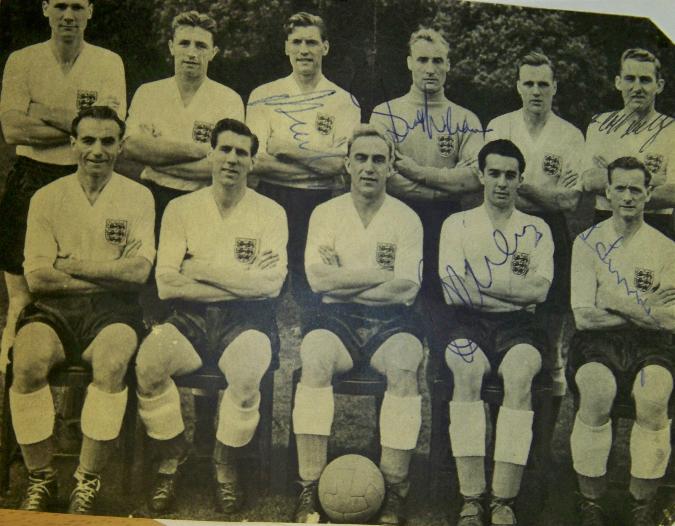 Old England image signed by 5 Ron Staniforth, Bert Williams, Roy Bentley, Ronnie Allen & Tom Finney. 