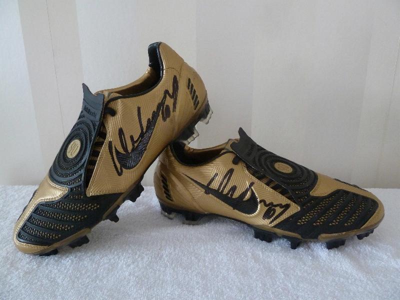 Wayne Rooney signed Gold Nike boots