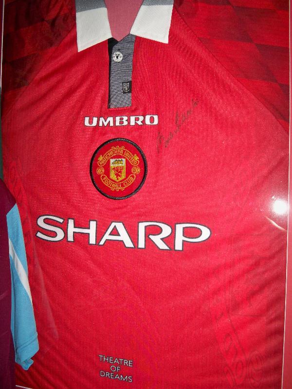 Bobby Charlton signed Manchester Utd shirt 
