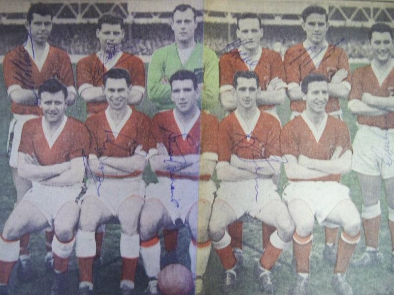 Wales Football Team 1958/59 signed by 8