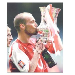 Ljunberg kissing the Cup