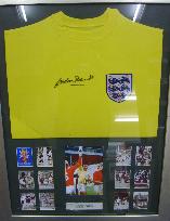 Gordon Banks signed shirt framed
