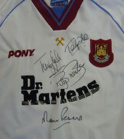 West Ham away shirt signed by Sir Geoff Hurst, Billy Bonds etc