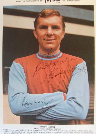 Bobby Moore signed picture   (Tyhoo Tea #1)