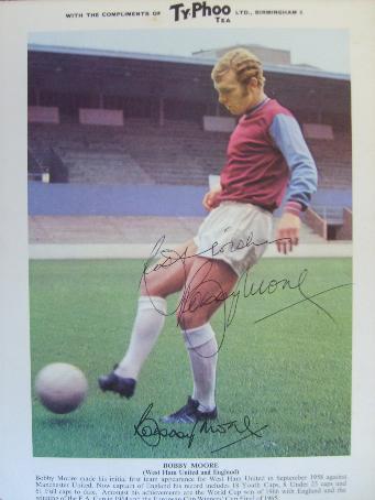 Bobby Moore signed picture (Typhoo Tea #2)